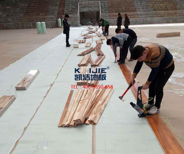 專(zhuān)用運(yùn)動(dòng)木地板需要專(zhuān)用的安裝團(tuán)隊(duì)——?jiǎng)P潔運(yùn)動(dòng)木地板