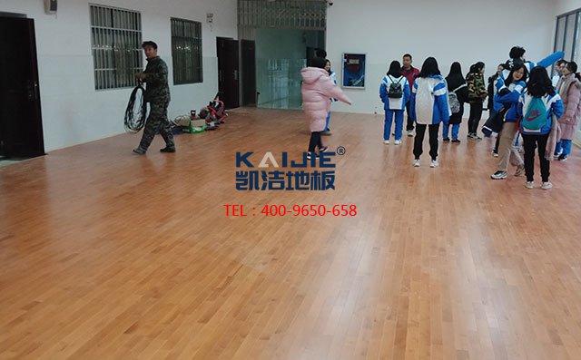 湖南衡陽(yáng)鐵一中籃球館運(yùn)動(dòng)木地板項(xiàng)目案例——?jiǎng)P潔地板